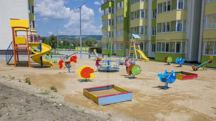 TREC LA CASĂ NOUĂ! În Nisporeni, 93 de familii au primit locuinţe sociale (FOTOREPORT)