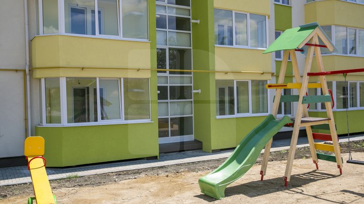 TREC LA CASĂ NOUĂ! În Nisporeni, 93 de familii au primit locuinţe sociale (FOTOREPORT)