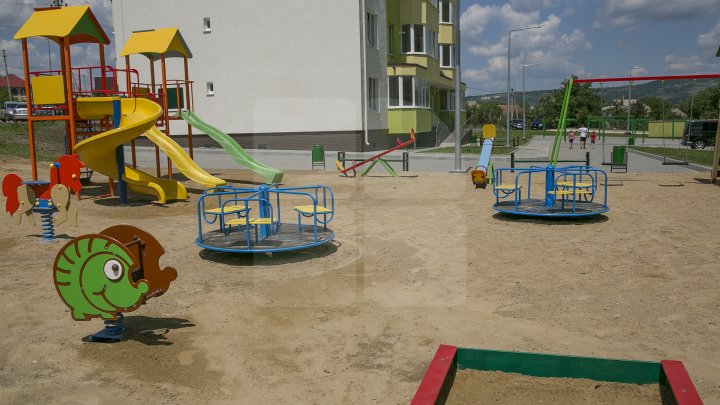 TREC LA CASĂ NOUĂ! În Nisporeni, 93 de familii au primit locuinţe sociale (FOTOREPORT)