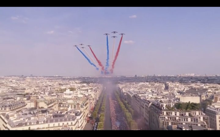 Campionii mondiali au revenit la Paris. Fotbaliștii, întâmpinați cu urale și stegulețe, iar avionul a fost udat cu apă (VIDEO)