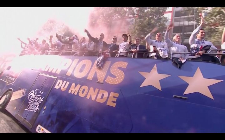 Campionii mondiali au revenit la Paris. Fotbaliștii, întâmpinați cu urale și stegulețe, iar avionul a fost udat cu apă (VIDEO)