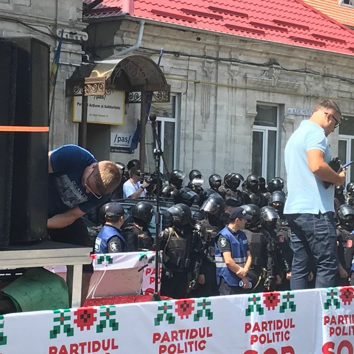 PROTEST pe strada Mateevici din Capitală. Polițiști echipați până în dinți păzesc sediul PAS (FOTO)