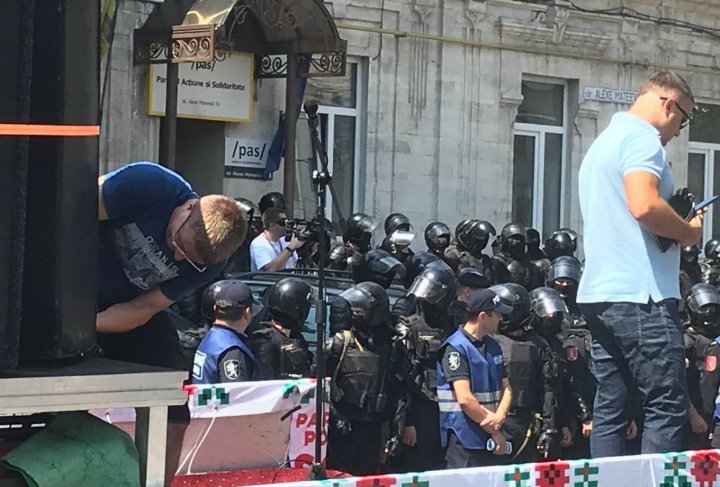 Proteste la PAS şi PPDA. Sediile celor două partide, protejate de sute de mascaţi echipaţi până în dinţi (FOTO)