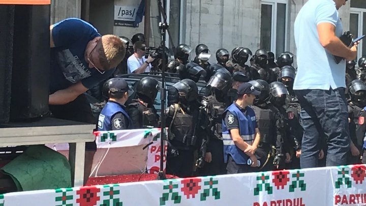 Proteste la PAS şi PPDA. Sediile celor două partide, protejate de sute de mascaţi echipaţi până în dinţi (FOTO)