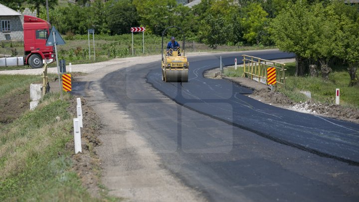 Programul Drumuri bune pentru Moldova. La Făleşti vor fi asfaltate drumurile din 33 de sate (FOTOREPORT)