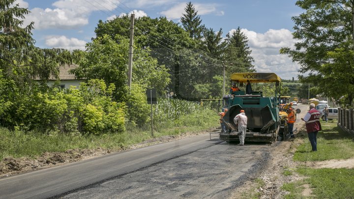 Până la sfârșitul lunii septembrie, oamenii din raionul Râșcani vor avea drumurile bune (FOTOREPORT)