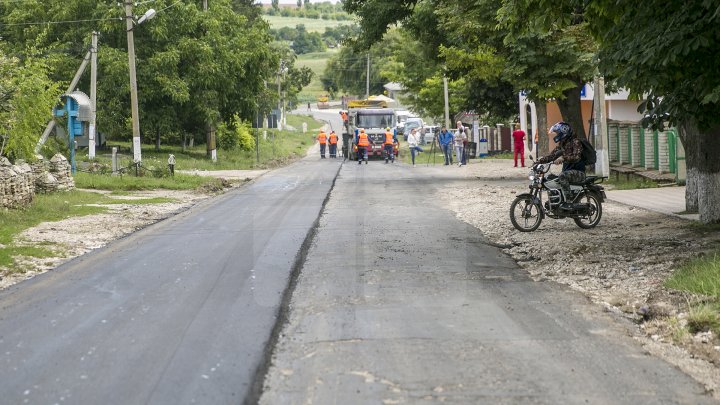 Până la sfârșitul lunii septembrie, oamenii din raionul Râșcani vor avea drumurile bune (FOTOREPORT)