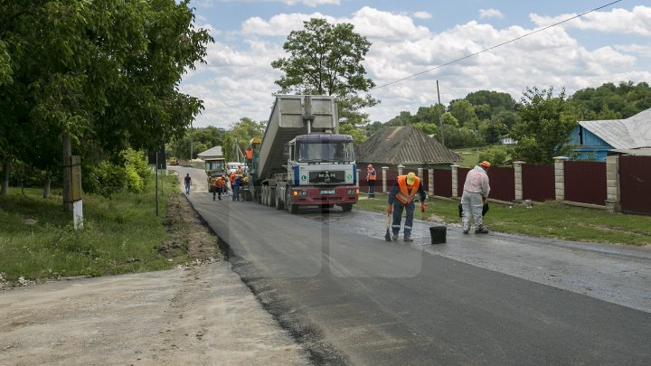 Până la sfârșitul lunii septembrie, oamenii din raionul Râșcani vor avea drumurile bune (FOTOREPORT)