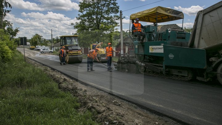 Până la sfârșitul lunii septembrie, oamenii din raionul Râșcani vor avea drumurile bune (FOTOREPORT)