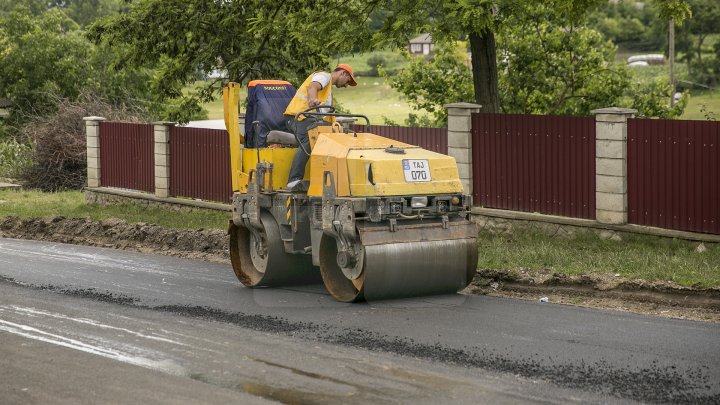 Până la sfârșitul lunii septembrie, oamenii din raionul Râșcani vor avea drumurile bune (FOTOREPORT)