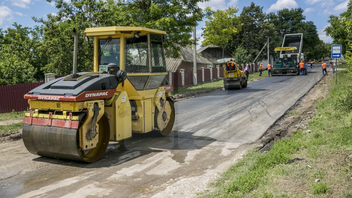 Până la sfârșitul lunii septembrie, oamenii din raionul Râșcani vor avea drumurile bune (FOTOREPORT)