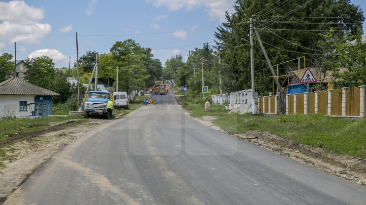 Până la sfârșitul lunii septembrie, oamenii din raionul Râșcani vor avea drumurile bune (FOTOREPORT)