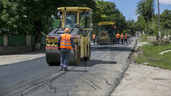 Până la sfârșitul lunii septembrie, oamenii din raionul Râșcani vor avea drumurile bune (FOTOREPORT)