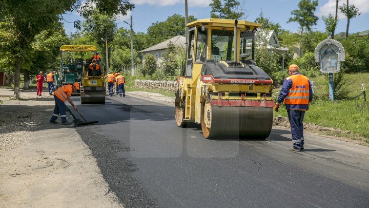 Până la sfârșitul lunii septembrie, oamenii din raionul Râșcani vor avea drumurile bune (FOTOREPORT)