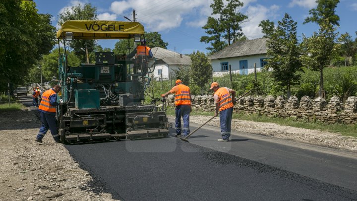 Până la sfârșitul lunii septembrie, oamenii din raionul Râșcani vor avea drumurile bune (FOTOREPORT)