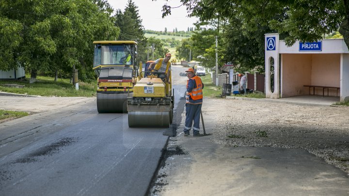 Până la sfârșitul lunii septembrie, oamenii din raionul Râșcani vor avea drumurile bune (FOTOREPORT)