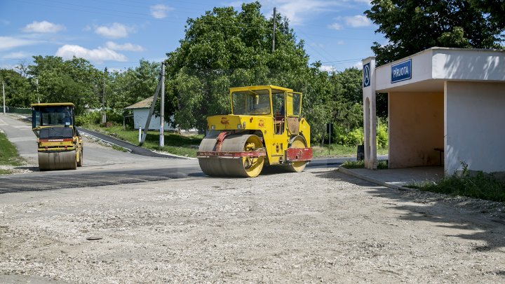 Până la sfârșitul lunii septembrie, oamenii din raionul Râșcani vor avea drumurile bune (FOTOREPORT)