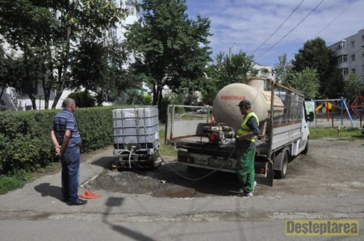 A șasea zi fără apă potabilă în Bacău. Criză la Spitalul Județean, probleme pentru vârstnici (GALERIE FOTO)