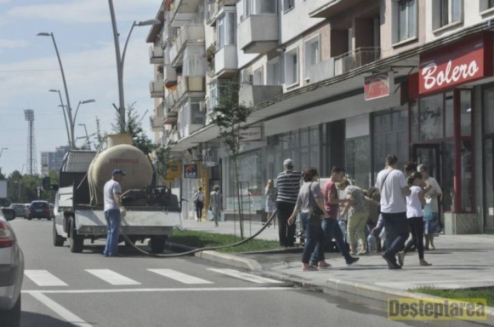 REVOLTĂ în oraşul Bacău din România. Peste 180 mii de oameni nu au apă la robinete, de mai bine de cinci zile (GALERIE FOTO)