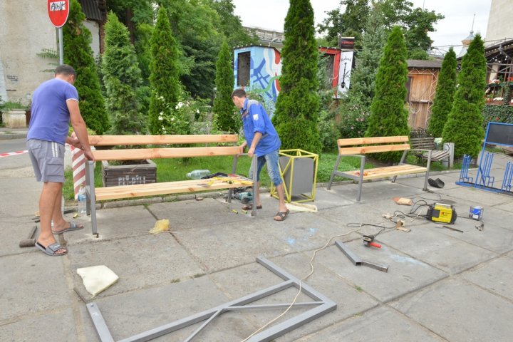 Parcarea de la Eli Pili a fost închisă. Primăria va amenaja scuarul din strada Bucureşti (FOTO)