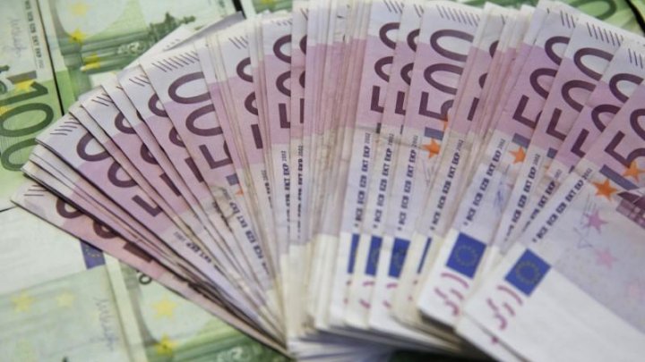 Un plic cu peste 33.000 de euro, găsit într-un coş de cumpărături dintr-un supermarket. Ce spune poliţia