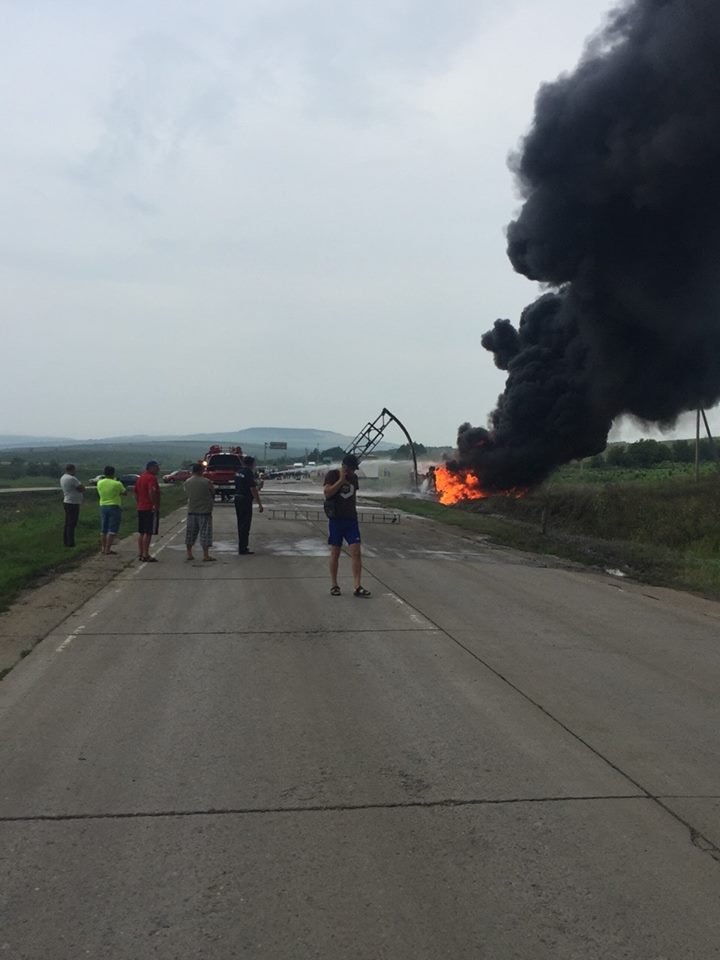 IMAGINI ÎNGROZITOARE pe traseul Chișinău - Bălți. O autocisternă cu tone de benzină a luat foc. Trei pompieri, răniţi