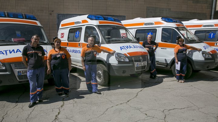 Cum arată cele 23 de ambulanţe care astăzi au plecat în centrele de sănătate din ţară (FOTOREPORT)