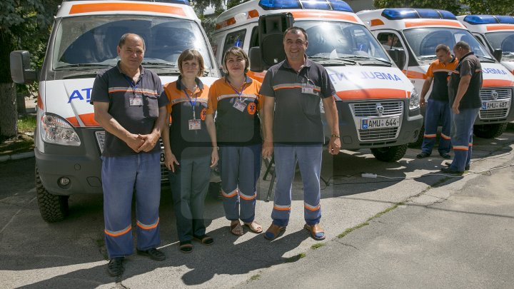 Cum arată cele 23 de ambulanţe care astăzi au plecat în centrele de sănătate din ţară (FOTOREPORT)