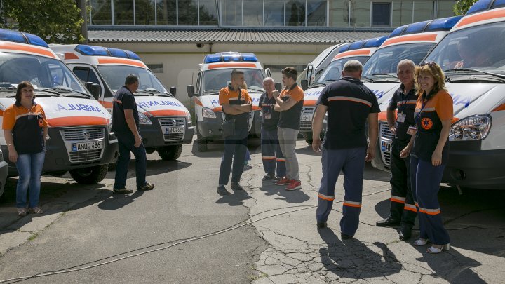 Cum arată cele 23 de ambulanţe care astăzi au plecat în centrele de sănătate din ţară (FOTOREPORT)