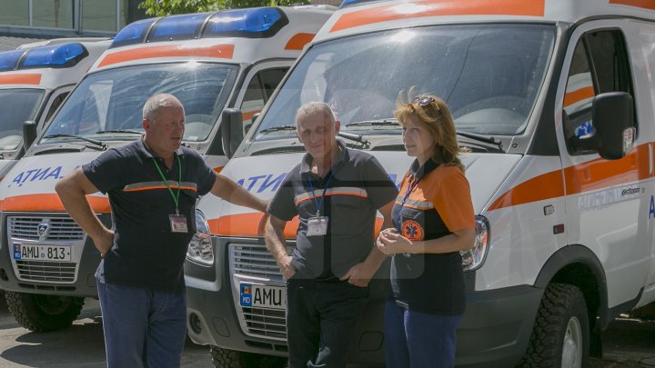 Cum arată cele 23 de ambulanţe care astăzi au plecat în centrele de sănătate din ţară (FOTOREPORT)