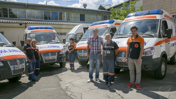 Cum arată cele 23 de ambulanţe care astăzi au plecat în centrele de sănătate din ţară (FOTOREPORT)