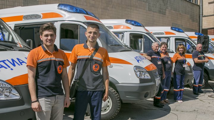 Cum arată cele 23 de ambulanţe care astăzi au plecat în centrele de sănătate din ţară (FOTOREPORT)