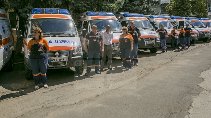 Cum arată cele 23 de ambulanţe care astăzi au plecat în centrele de sănătate din ţară (FOTOREPORT)