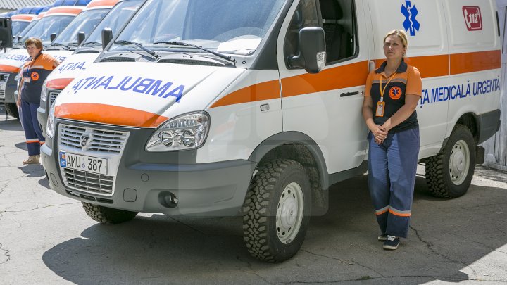 Cum arată cele 23 de ambulanţe care astăzi au plecat în centrele de sănătate din ţară (FOTOREPORT)