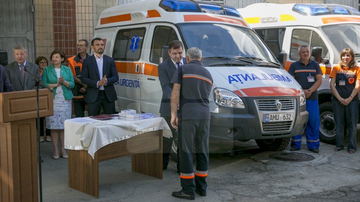 Cum arată cele 23 de ambulanţe care astăzi au plecat în centrele de sănătate din ţară (FOTOREPORT)