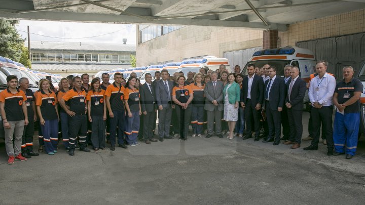 Cum arată cele 23 de ambulanţe care astăzi au plecat în centrele de sănătate din ţară (FOTOREPORT)