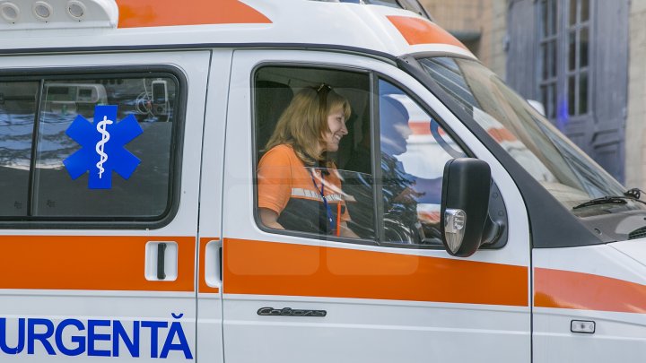 Cum arată cele 23 de ambulanţe care astăzi au plecat în centrele de sănătate din ţară (FOTOREPORT)