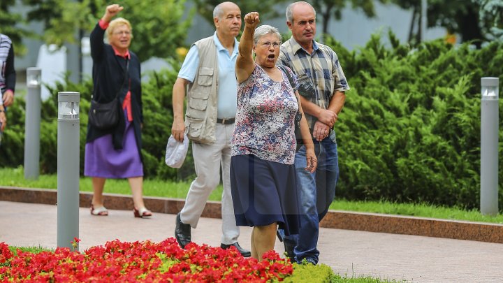 Cine sunt oamenii Maiei Sandu și ai lui Andrei Năstase care AU AGRESAT echipa Publika astăzi. ÎI RECUNOȘTI pe stradă (VIDEO)