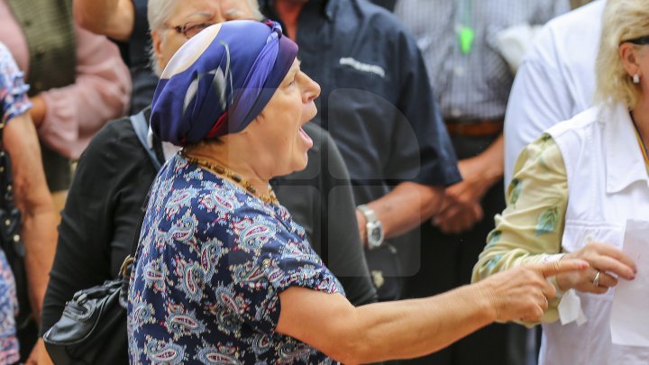 Cine sunt oamenii Maiei Sandu și ai lui Andrei Năstase care AU AGRESAT echipa Publika astăzi. ÎI RECUNOȘTI pe stradă (VIDEO)