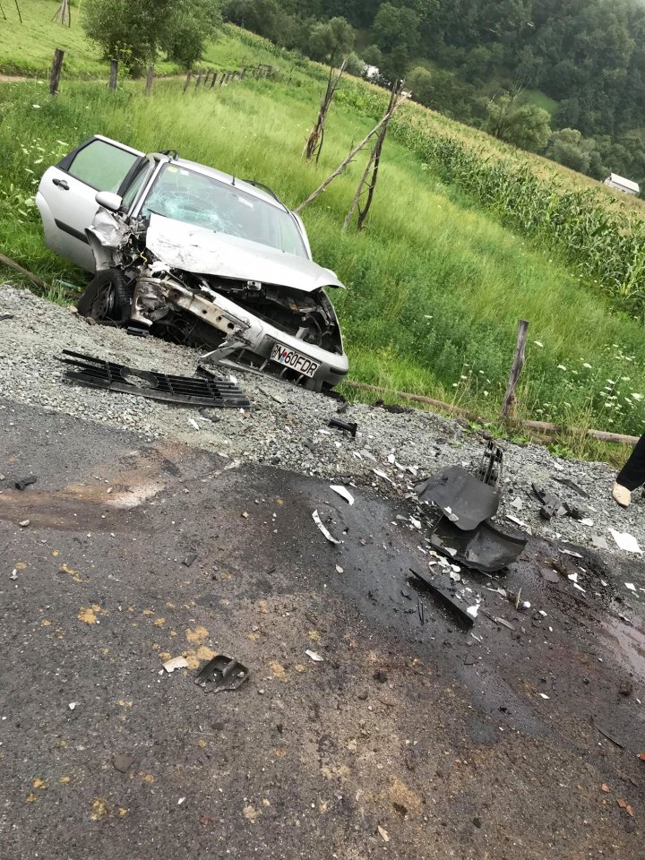 Accident cu cinci răniţi în Bistriţa Năsăud după ce un şofer a adormit la volan şi a lovit o autoutilitară