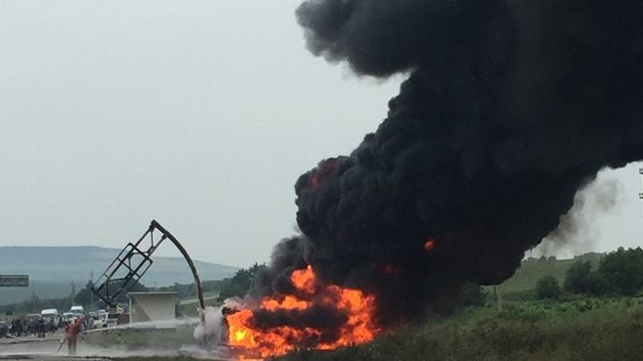 IMAGINI ÎNGROZITOARE pe traseul Chișinău - Bălți. O autocisternă cu tone de benzină a luat foc. Trei pompieri, răniţi