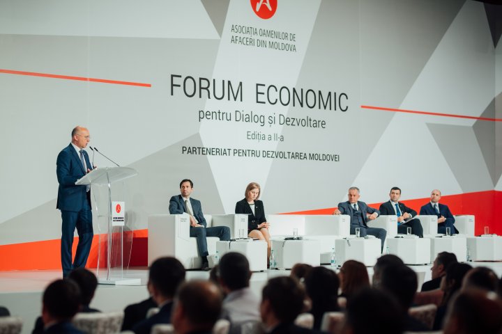 Peste 800 de oameni de afaceri prezenţi la Forumul Economic pentru Dialog și Dezvoltare, organizat de AOAM