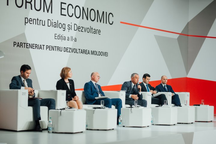 Peste 800 de oameni de afaceri prezenţi la Forumul Economic pentru Dialog și Dezvoltare, organizat de AOAM