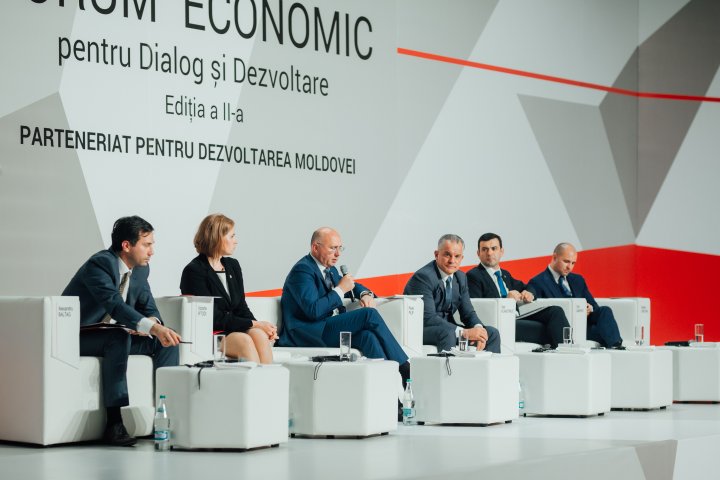 Peste 800 de oameni de afaceri prezenţi la Forumul Economic pentru Dialog și Dezvoltare, organizat de AOAM