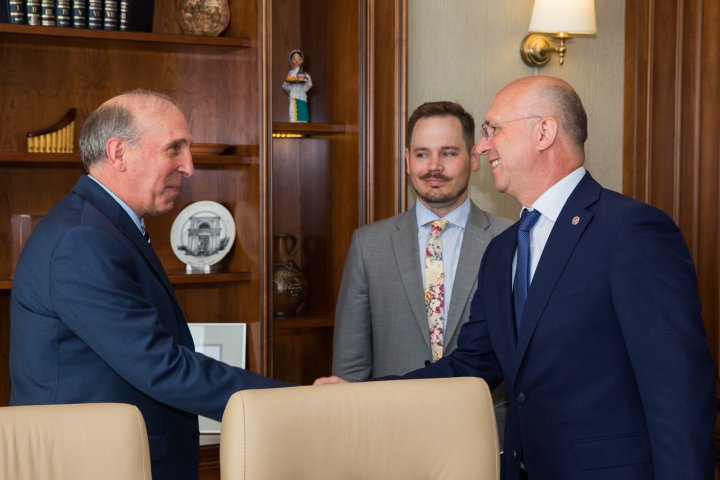 Prioritățile dialogului dintre Moldova şi America, discutate de premierul Pavel Filip și ambasadorul SUA, James Pettit (FOTO)