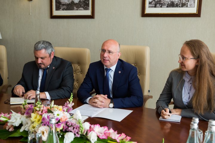 Prioritățile dialogului dintre Moldova şi America, discutate de premierul Pavel Filip și ambasadorul SUA, James Pettit (FOTO)