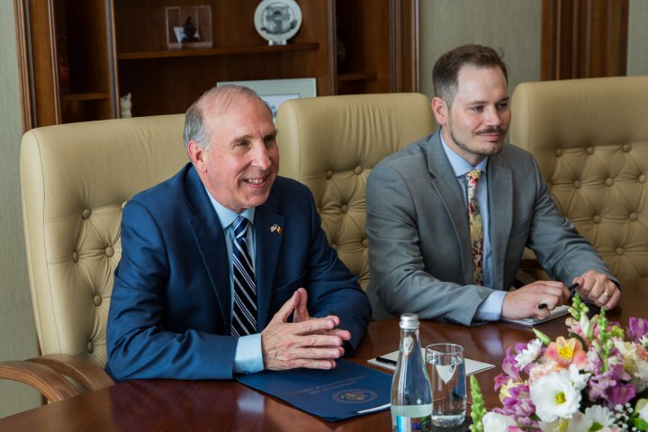 Prioritățile dialogului dintre Moldova şi America, discutate de premierul Pavel Filip și ambasadorul SUA, James Pettit (FOTO)