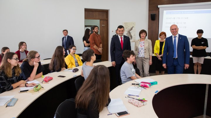 Pavel Filip a discutat cu tinerii din cadrul Școlii de vară IT