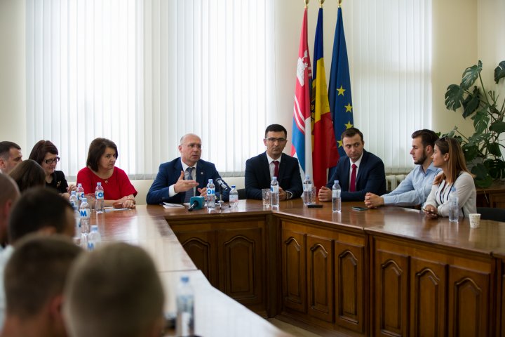 Pavel Filip către tinerii din Criuleni: Îmbunătățirea calității educației este o prioritate a Guvernului (FOTO)