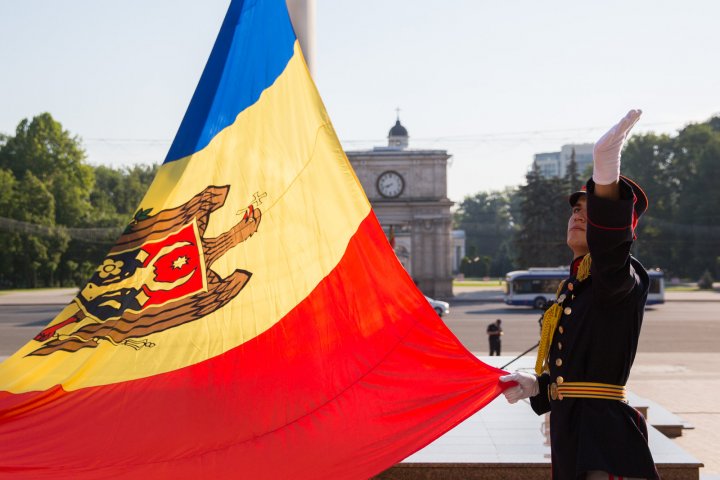 Zi de doliu naţional în memoria victimelor deportărilor. Drapelele de stat au fost coborâte în bernă (GALERIE FOTO)